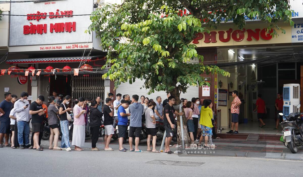 Cua hang bo tri quat cong suat lon de phuc vu khach hang cho mua banh. Ảnh: Mai Dung
