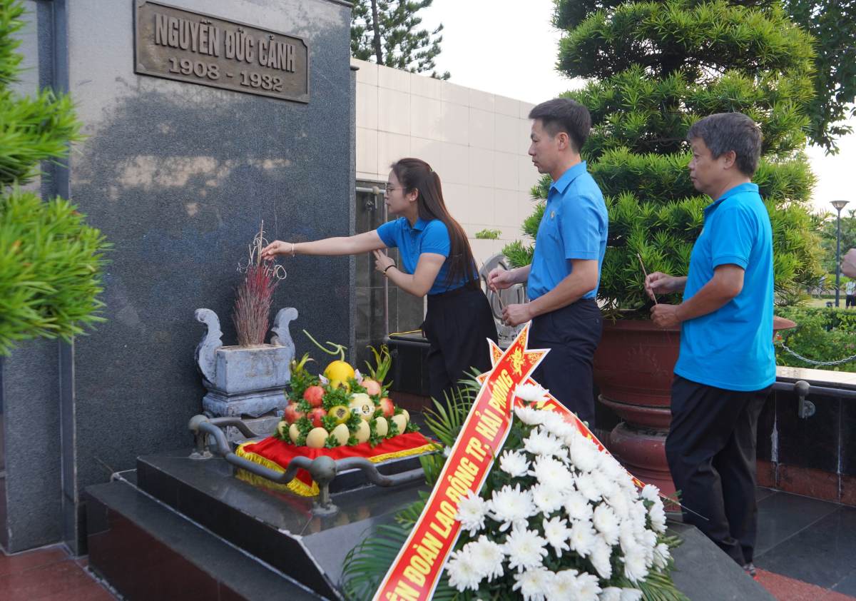 Cac dai bieu dang huong dong chi Nguyen Duc Canh tai khuon vien Cung van hoa Lao dong huu nghi Viet Tiep. Ảnh: Mai Dung