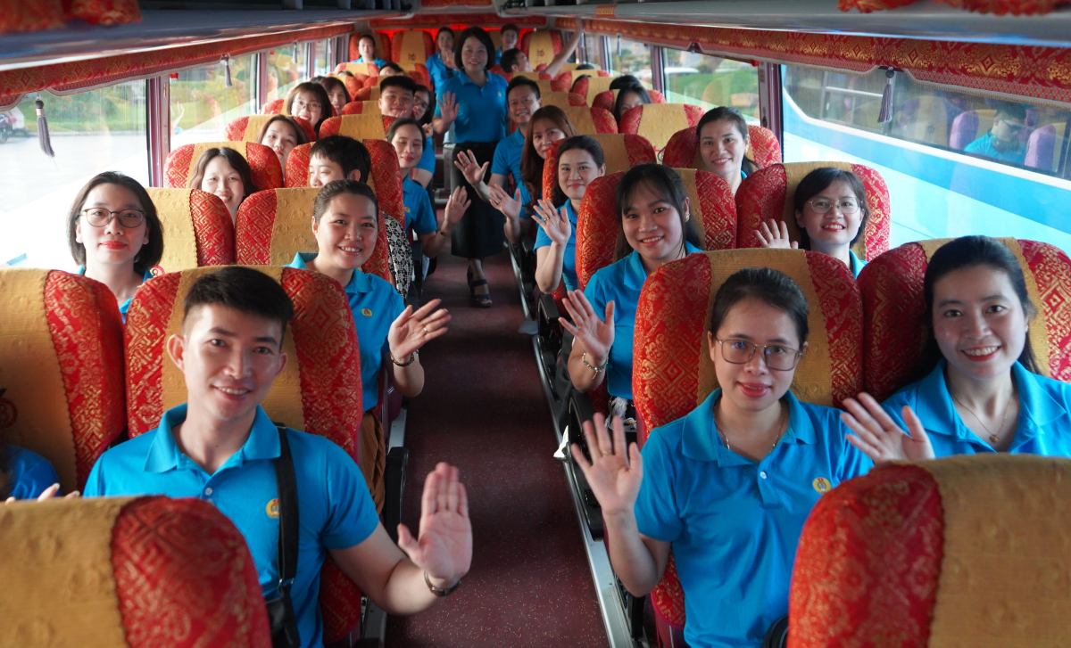 Can bo cong doan, doan vien phan khoi tham gia hanh trinh Cam on nguoi lao dong. Ảnh: Mai Dung