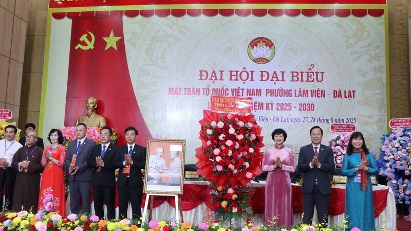 Pham Thi Phuc 여사 - 람동성 당위원회 부서기장 람동성 베트남 조국전선위원회 위원장(오른쪽에서 세 번째)이 람비엔 - 달랏 구 베트남 조국전선 대회를 축하하며 꽃을 전달하고 있습니다. 사진: Lam Duc