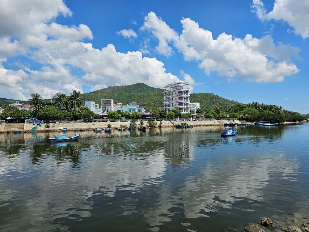 Mot goc Song Cau. Anh: Thanh Quynh