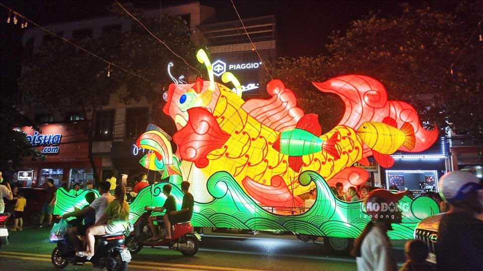 トゥエンクアン省では、お正月が来るたびに巨大な電球が街に出回るモデル:写真:Nguyen Tung.