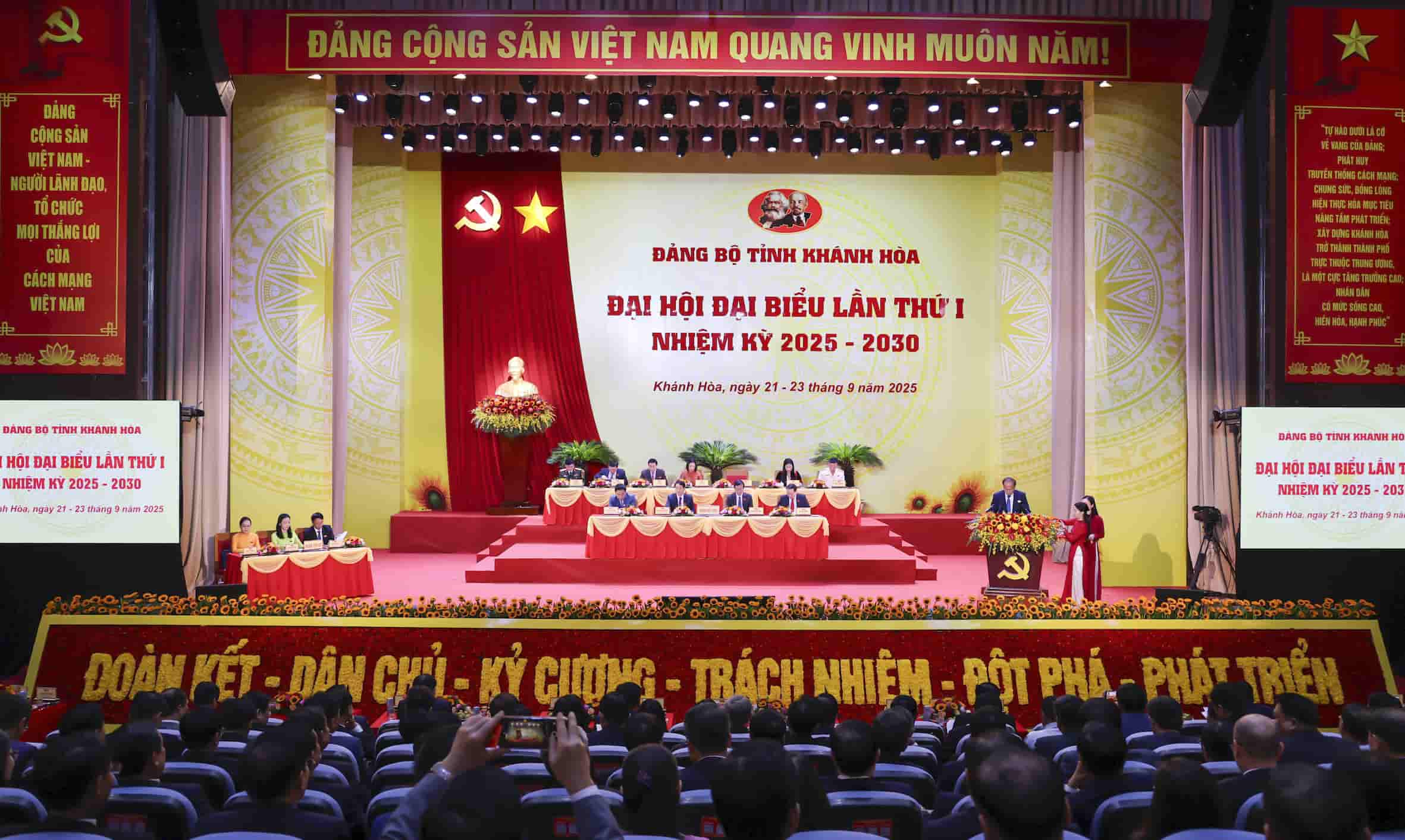 Le 1er Congres des representants du Parti de la province de Khanh Hoa a procede a une session preparatoire. Photo : Huu Long