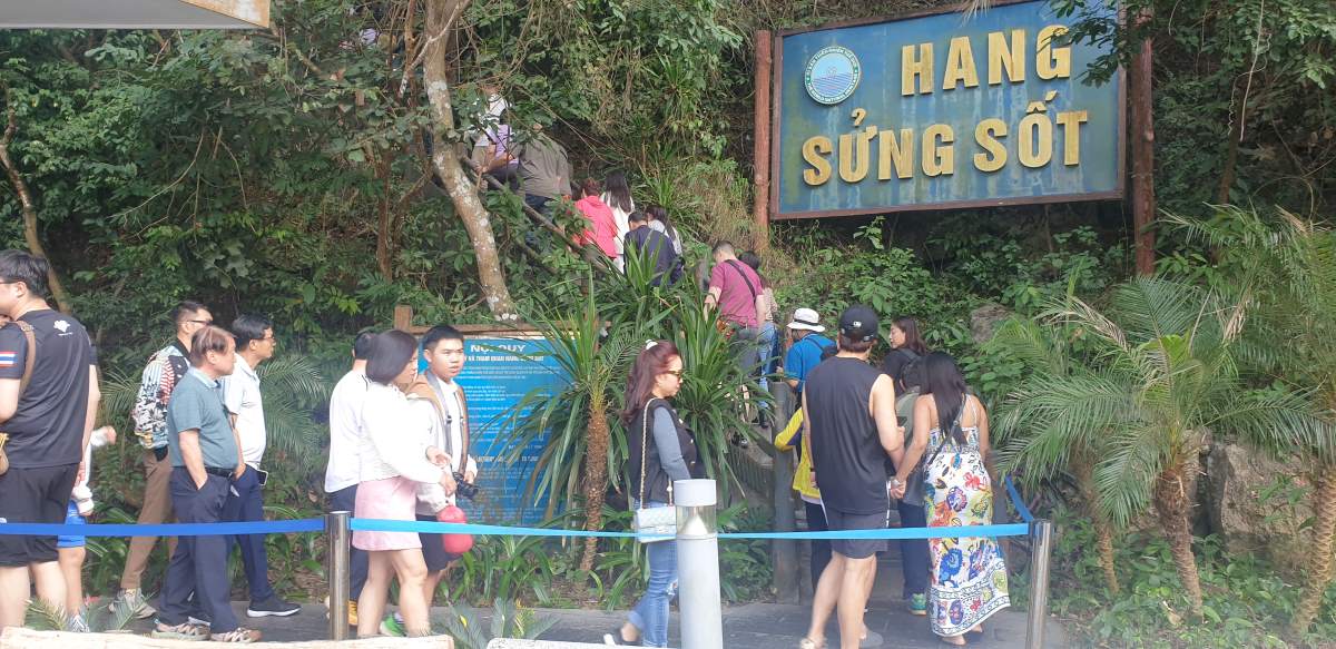 Tourists visit Sung So Cave, Ha Long Bay. Photo: Nguyen Hung