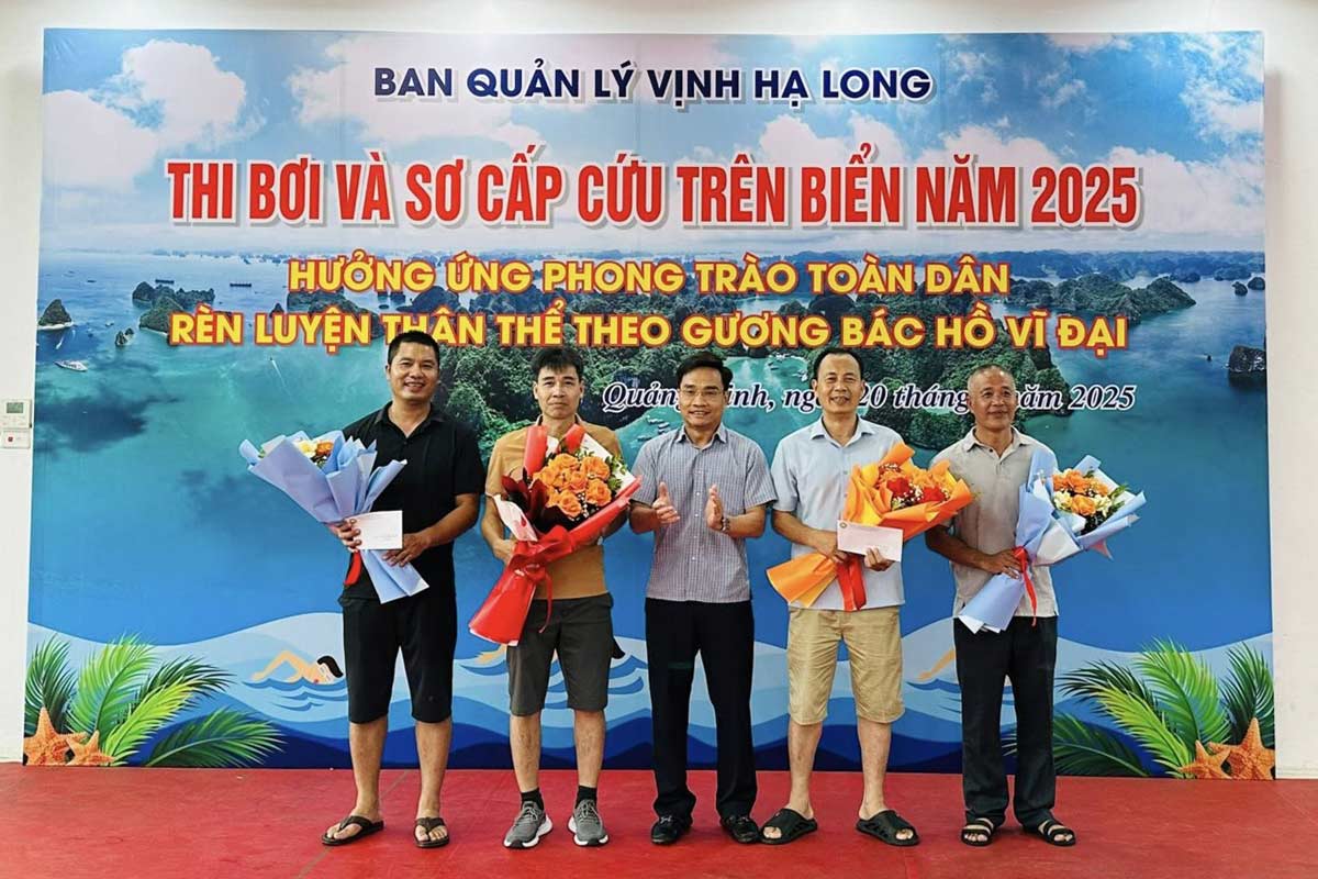 Ong Pham Dinh Huynh, Pho Truong Ban Quan ly vinh Ha Long tang hoa chuc mung cac tap the dat giai. Anh: Ban quan ly vinh Ha Long
