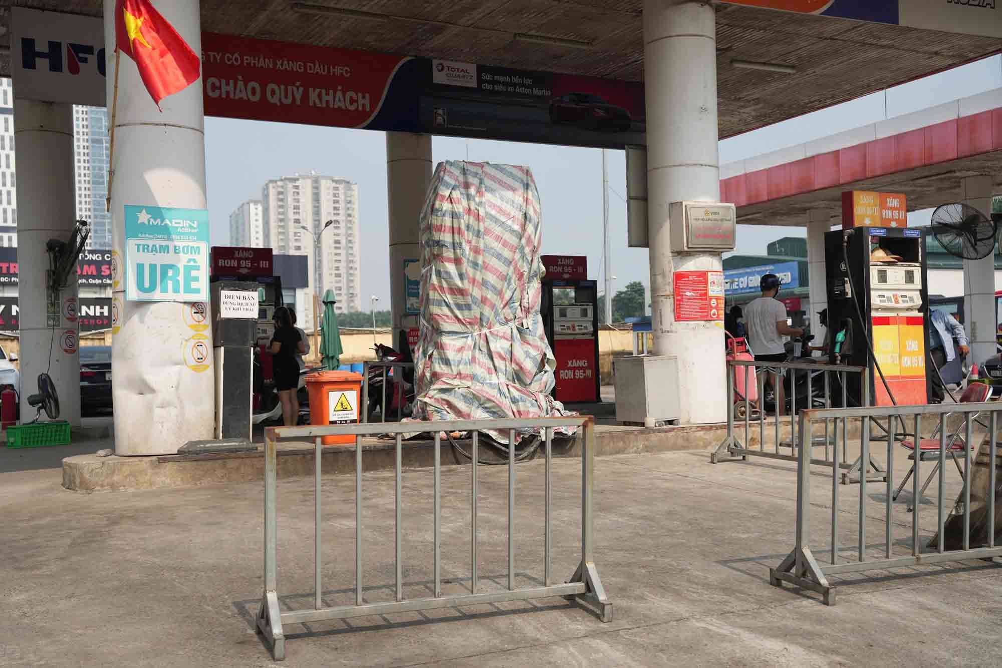 Cửa hàng xăng dầu Mai Dịch 1 (phường Phú Diễn, Hà Nội), sáng 21.9. Ảnh: Chánh Tiến 