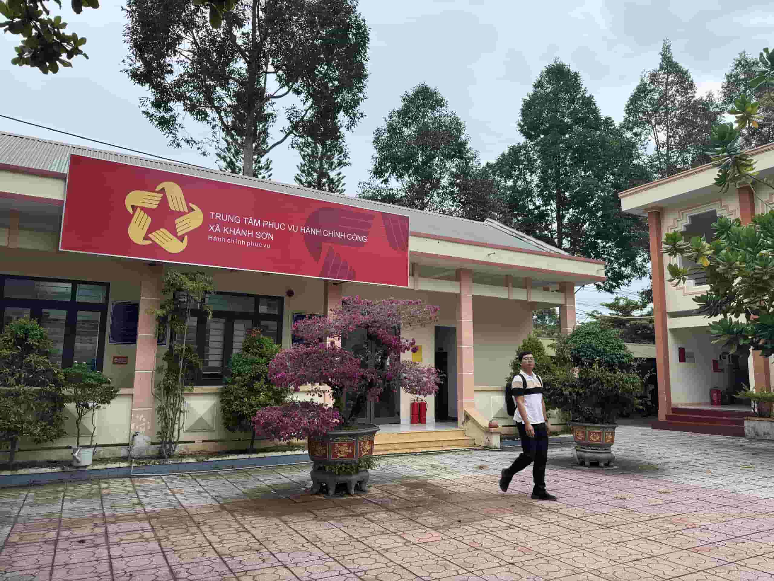 Khanh Hoa 지방 Khanh Son 코뮌에서 행정 절차를 해결하는 사람들. 사진: Binh Quy