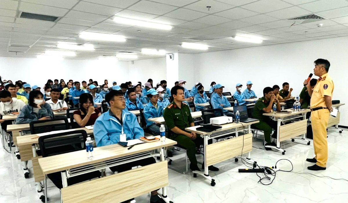 An Hung交通警察署が交通安全に関する法律を宣伝。写真:ハイフォン市警察