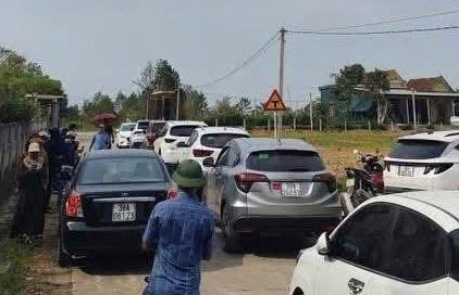 Many people flocked to Toan Luu commune, causing a virtual land fever. Photo: Van Toan.