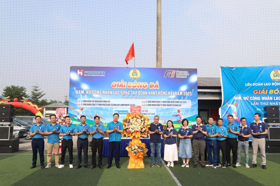 Leaders of the Bac Ninh Provincial Labor Federation presented flowers to congratulate the Organizing Committee of the 2025 Hong Hai Science and Technology Group Men's and Female Workers Football Tournament. Photo: Quyet Chien