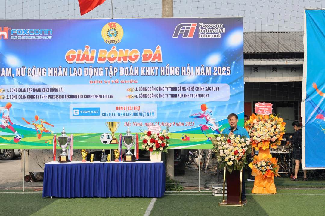 Ong Thach Van Chung - Tinh uy vien, Pho Chu tich Uy ban Mat tran To quoc tinh, Chu tich Lien doan Lao dong tinh Bac Ninh phat bieu tai le khai mac giai bong da. Anh: Quyet Chien