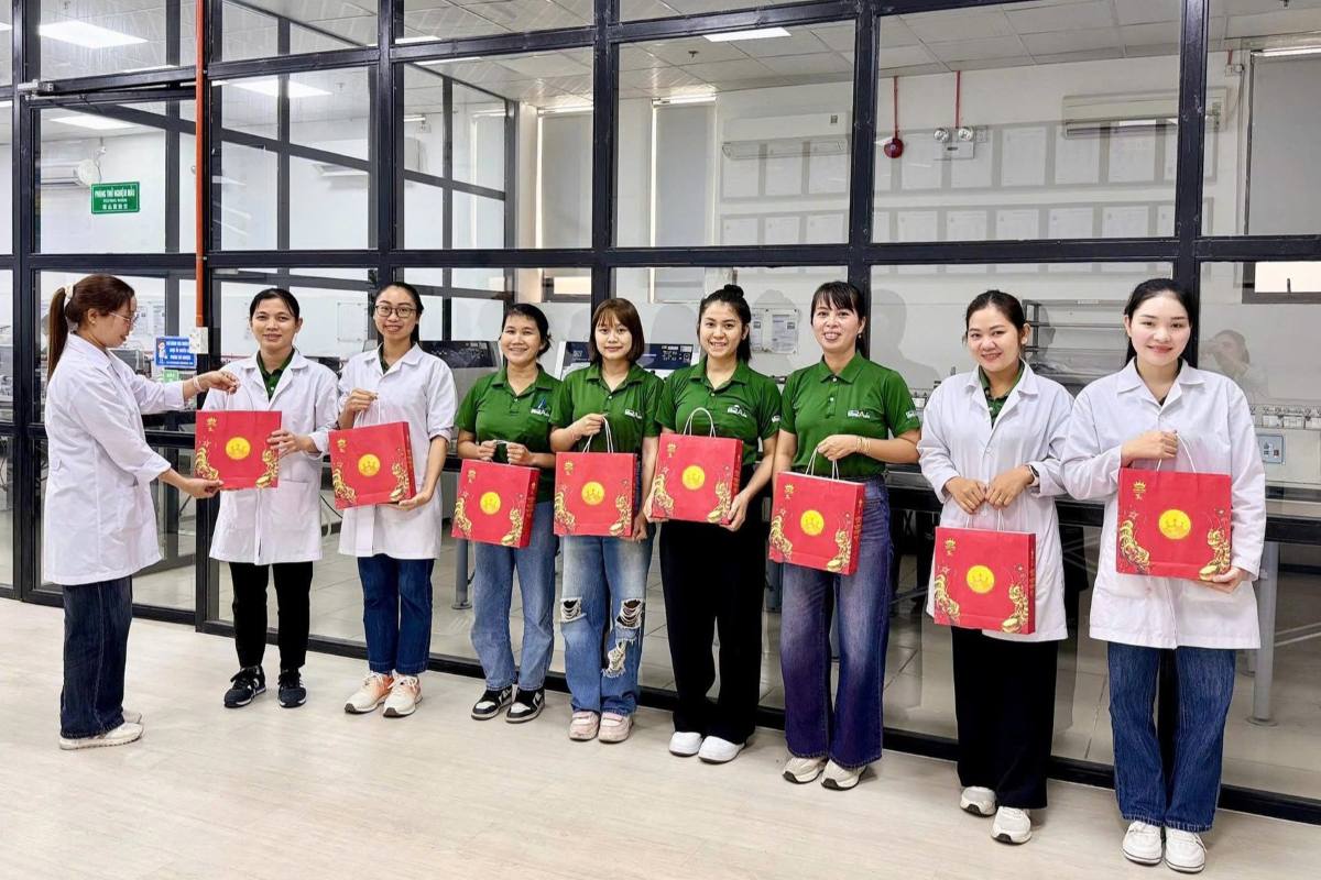 프라임 아시아 베트남 노동자들이 추석 선물을 받고 있습니다. 사진: CDCS