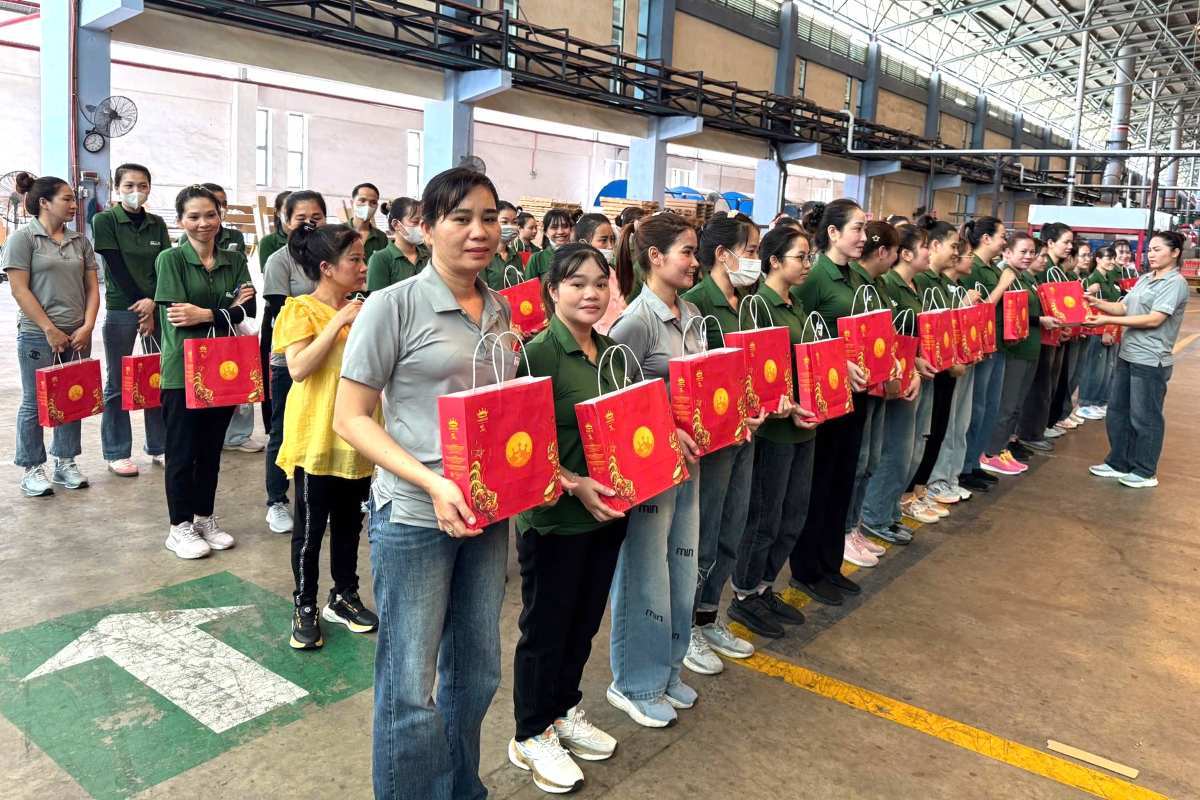 Trao qua trung thu cho nguoi lao dong tai Prime Asia Viet Nam. Anh: CDCS