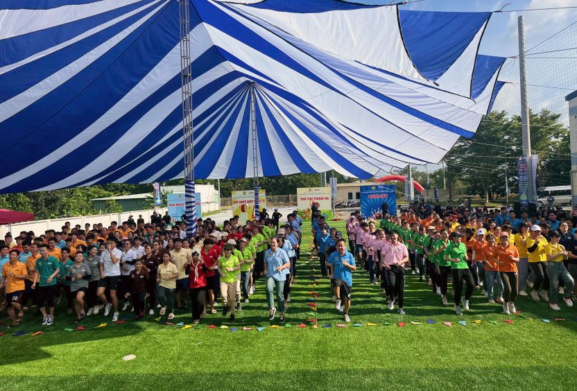 Co gan 1.000 cong nhan, nguoi lao dong tham gia, co vu. Anh: Thanh Mai