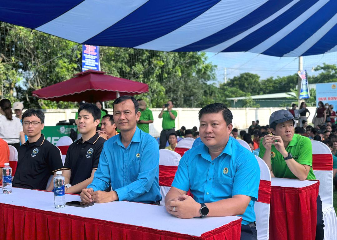 Ong Nguyen Thanh Nhan, ong Hoang Khac Tinh (thu 1, thu 2 tu phai sang) tai su kien khanh thanh san van dong va khai mac Van dong truong lan thu X. Anh: Thanh Mai 