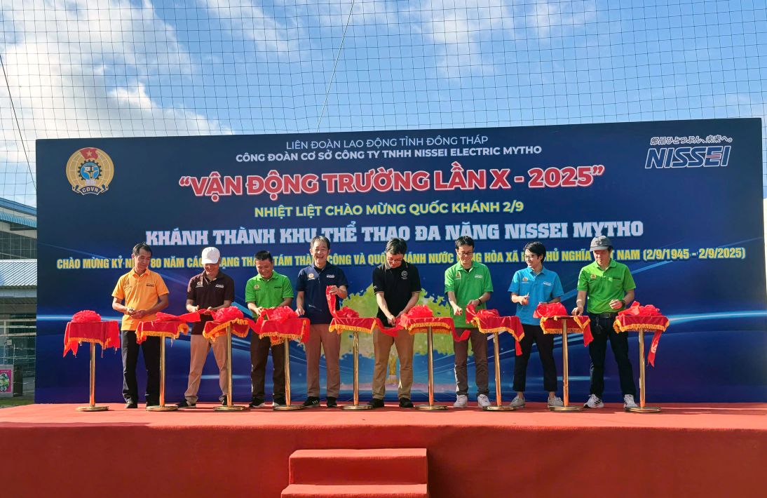 Thuc hien nghi thuc cat bang khanh thanh san van dong da nang phuc vu cong nhan, nguoi lao dong. Anh: Thanh Mai