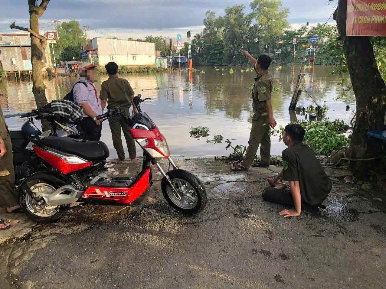 Em hoc sinh duoc cuu len bo an toan. Anh: Dong Hoang