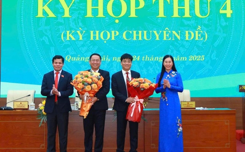 Quang Ngai Provincial Party Secretary Bui Thi Quynh Van presented flowers to congratulate the two new Vice Chairmen of the People's Committee. Photo: VGP