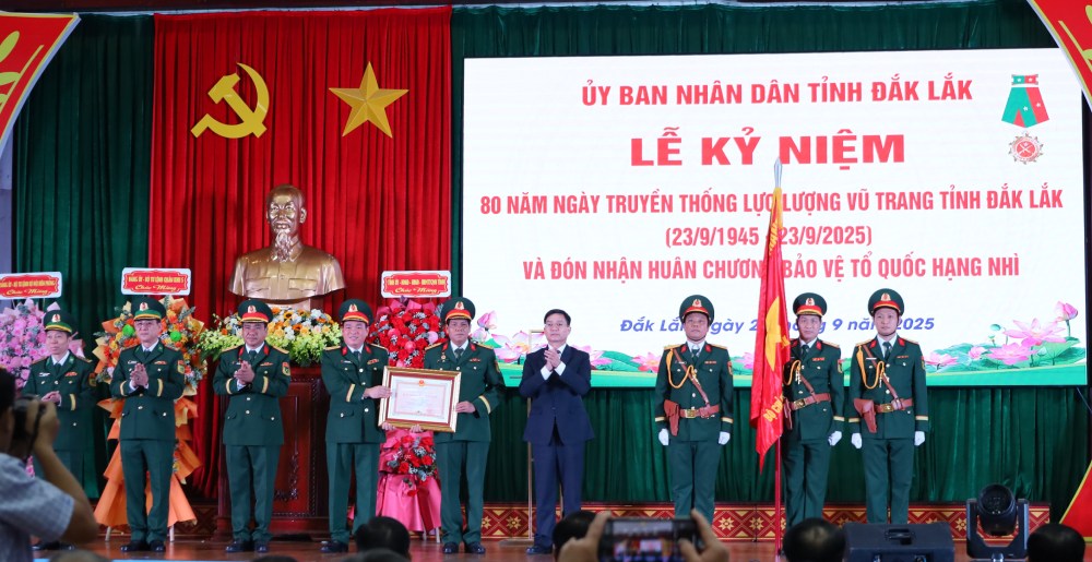 Bi thu Tinh uy Nguyen Dinh Trung trao Huan chuong Bao ve To quoc hang Nhi cho Bo CHQS tinh Dak Lak. Anh: daklak.gov.vn