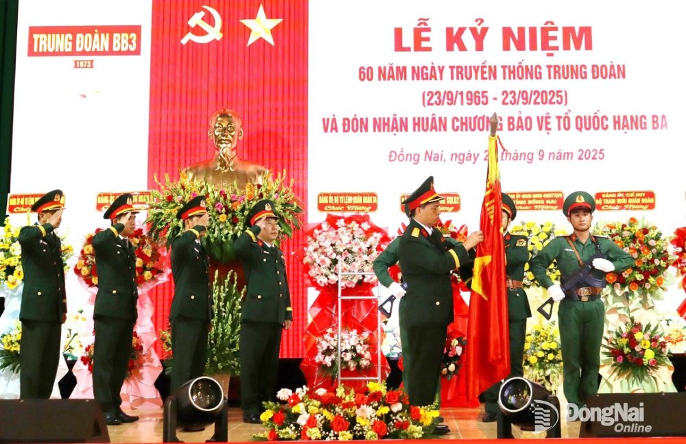 Dai ta Ha Viet Lien gan Huan chuong Bao ve To quoc hang Ba len Quan ky Quyet thang Trung doan 3. Anh: dongnai.gov.vn 