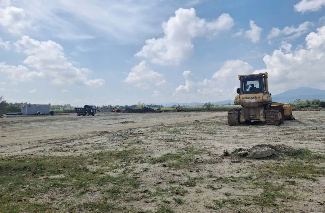 Ha Tinh 省 Ha Huy Tap 区の最初の高速鉄道再定住区画は、8 月 19 日から建設が開始されました。写真: Tran Tuan.