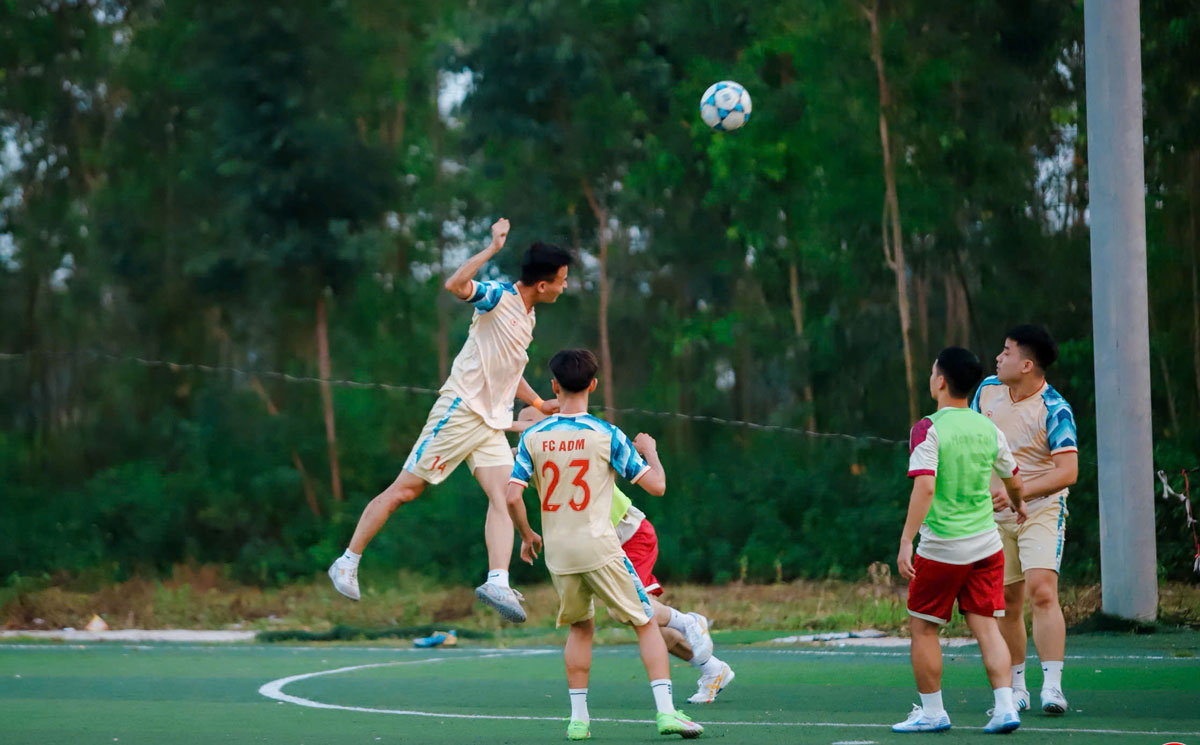 Giai bong da Cong ty TNHH Arcadyan Technology Viet Nam dien ra soi noi. Anh: An Vi