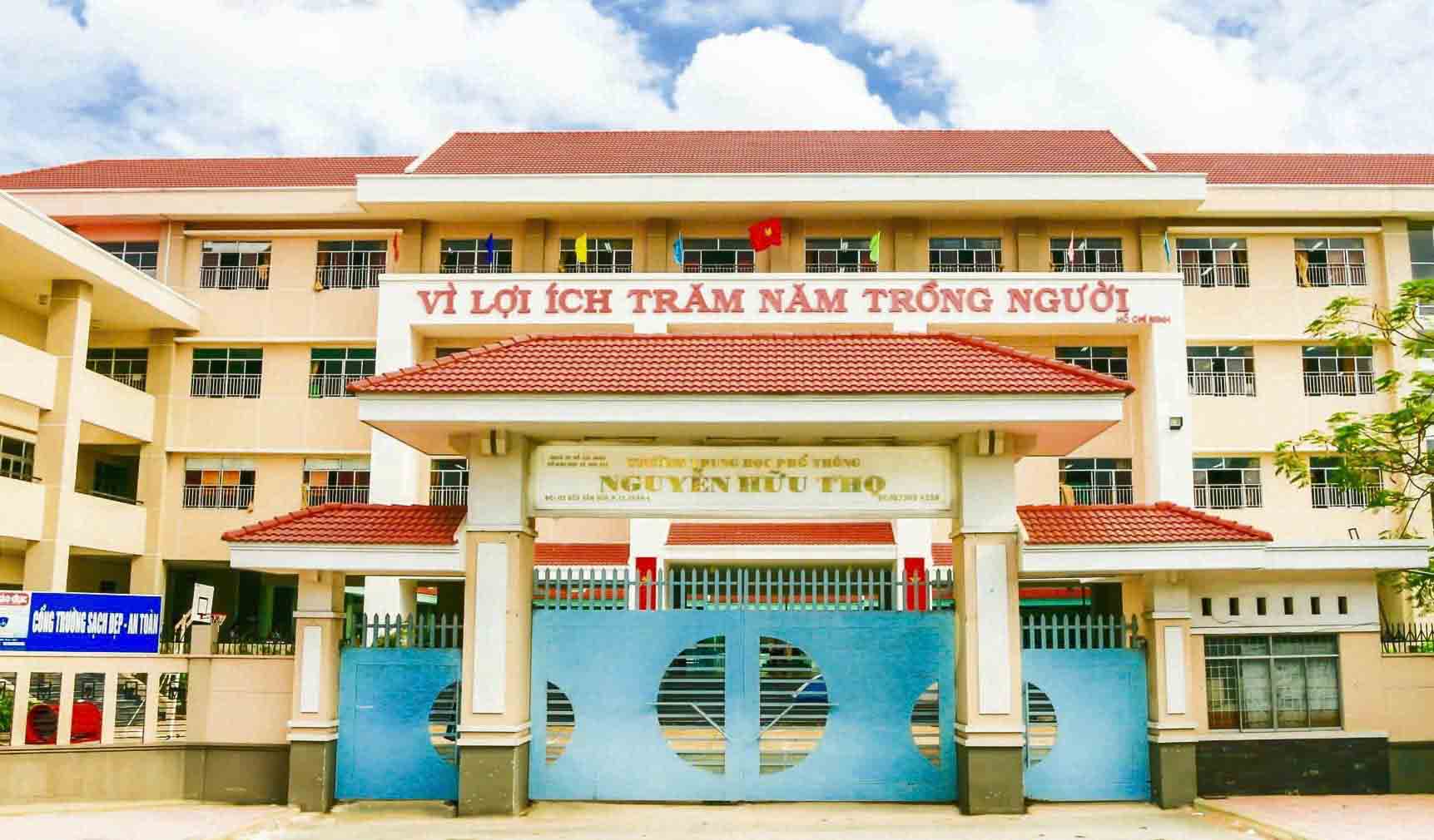 Nguyen Huu Tho High School (Xom Chieu Ward) announced that it will not collect the school's Parents' Fund in the 2025-2026 school year. Photo: Chan Phuc