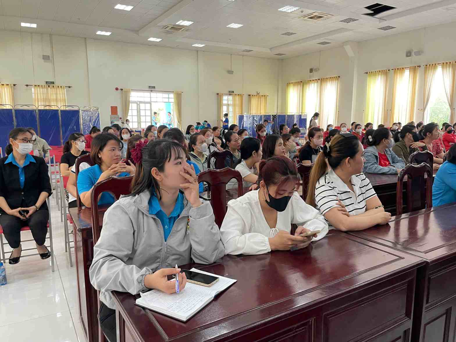 Nu doan vien duoc tu van ve cham soc suc khoe sinh san. Anh: Dinh Trong