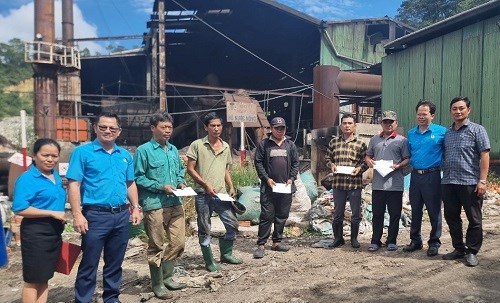 The Trade Union in Lam Dong visited and supported workers at Bao Loc Waste Treatment Plant who were facing difficulties due to long-term unpaid wages by the company. Photo: Duc Lam