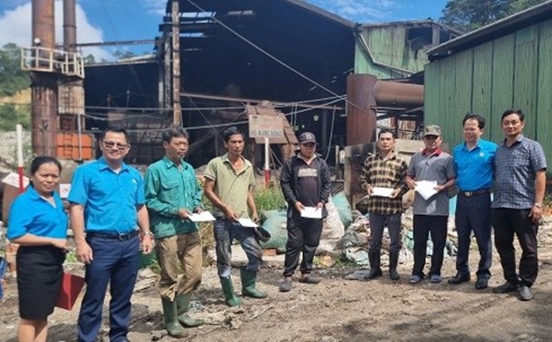 The Trade Union in Lam Dong visited and supported workers at Bao Loc Waste Treatment Plant who were facing difficulties due to long-term unpaid wages by the company. Photo: Duc Lam