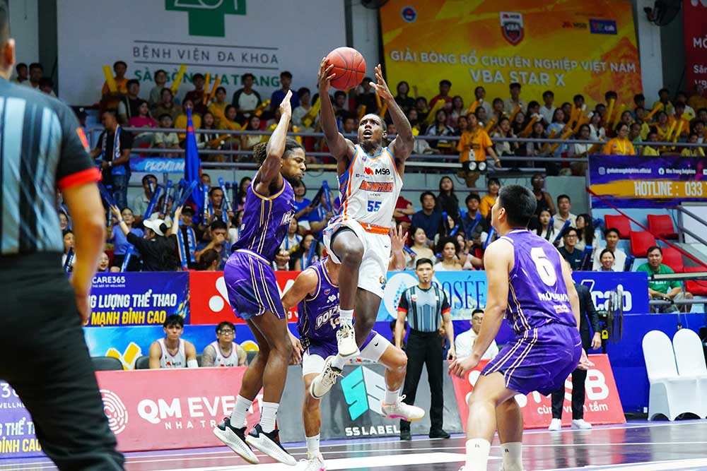 DaQuan Bracey tiep tuc sam vai mui nhon dot pha so mot cua Hanoi Buffaloes. Anh: VBA