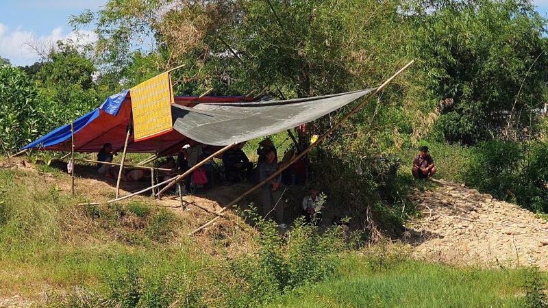 Lán của người dân dựng lên gần vị trí doanh nghiệp khai thác cát. Ảnh: H.Nguyên