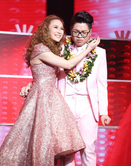 Duc Phuc bat khoc ben huan luyen vien My Tam khi dang quang Giong hat Viet 2015. Anh: VTV