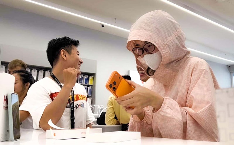 The price of iPhone 17 Pro Max in Vietnam has continuously increased due to shortage of goods, traders speculate, and users find it difficult to buy the device at the listed price. Photo: Huu Vu