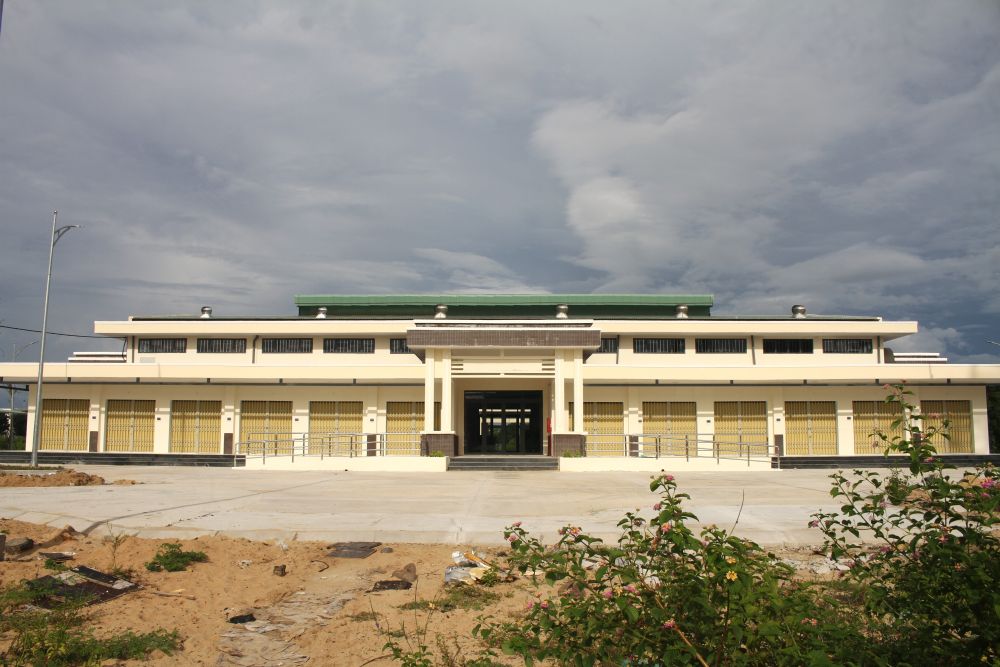 Le marche a milliards de dongs a Da Nang se prepare a fonctionner les petits commerçants craignent l'absence de clients. Photo : Thanh Huyen