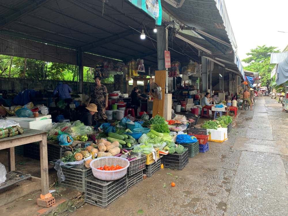 “Buon ban o cho cu tu truoc den gio da quen cho va co mot luong khach on dinh. Cho moi nam o khu vuc vang nguoi nen toi cung rat e ngai se khong thuan loi cho viec buon ban”, mot tieu thuong tai cho Thuy Tu cho hay. Anh: Thanh Huyen