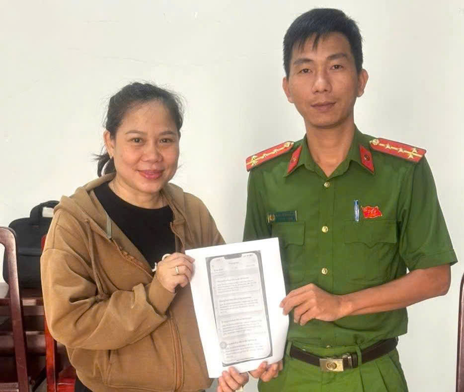 Go Dau Ward Police, Tay Ninh Province supported people to receive 190 million VND back for mistakenly transferring money to the account of a resident in Ca Mau. Photo: Provided by the police