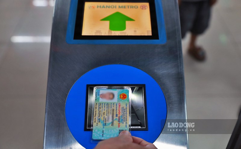 Just put the ID card/CCCD into the screening machine, the system will automatically read the data to determine the correct subject for free tickets (people over 60 years old - PV). Determining the correct priority subjects, the ticket gate will automatically open.
