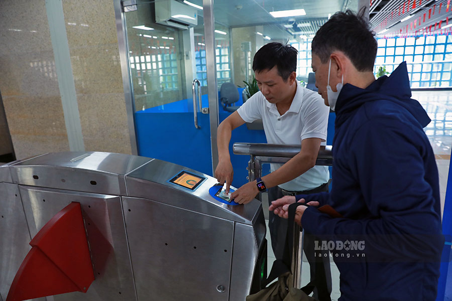 Do moi bat dau thu nghiem tu ngay 20.9 nen nhan vien nha ga phai luon tuc truc de huong dan nguoi dan su dung dich vu.