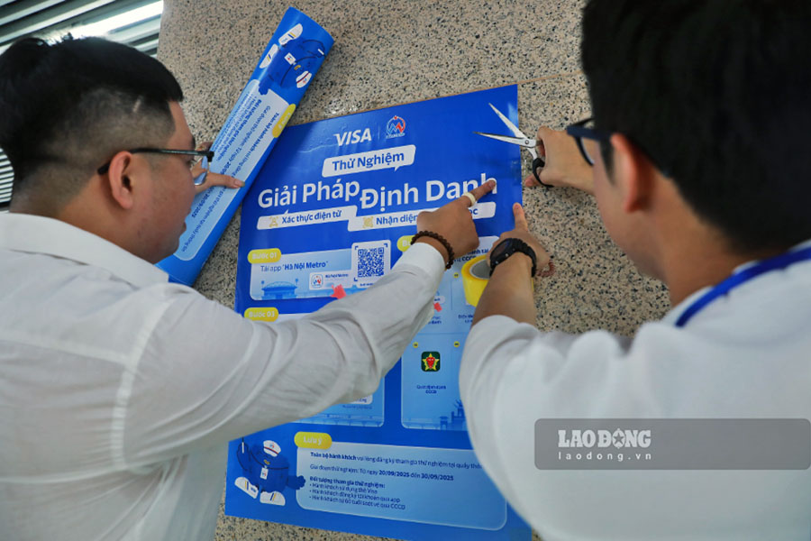 Cac tam bang huong dan nguoi dan su dung cong nghe dinh danh, xac thuc dien tu va nhan dien sinh trac hoc duoc dan tai nhieu vi tri cua 12 nha ga, nguoi dan co the theo doi de co trai nghiem thuan loi.