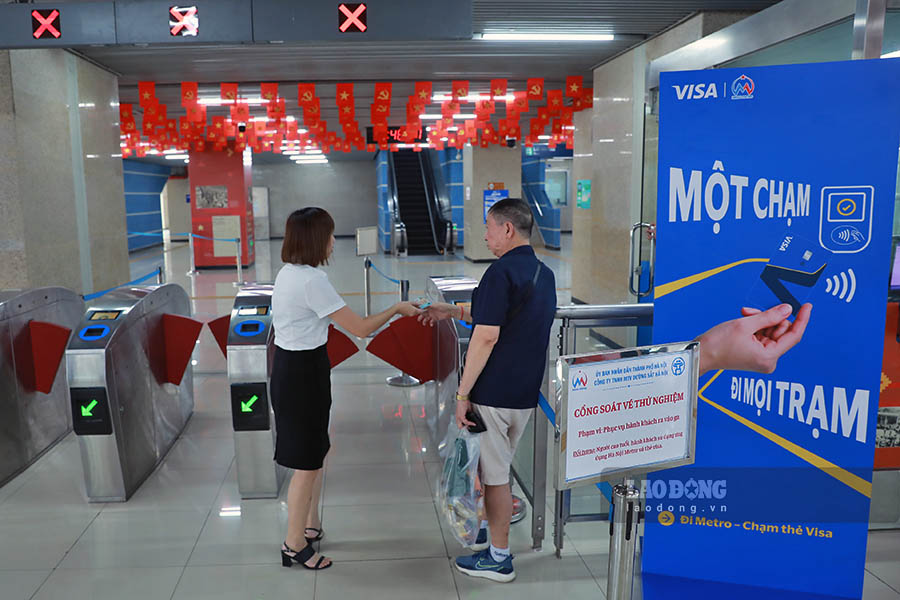 Tuy nhien, ghi nhan sang 21.9, nhieu hanh khach la nguoi tren 60 tuoi khong di qua duoc cong soat ve khi dung CCCD gan chip. Theo giai thich cua nhan vien nha ga, mot so thoi diem may khong doc duoc ma QR o CCCD loai cu (ma QR loai cu nho hon so voi CCCD duoc cap o nhung dot moi day - PV). Khi gap loi nay, nguoi cao tuoi co the nhan ve mien phi tai quay de di qua cong soat ve.