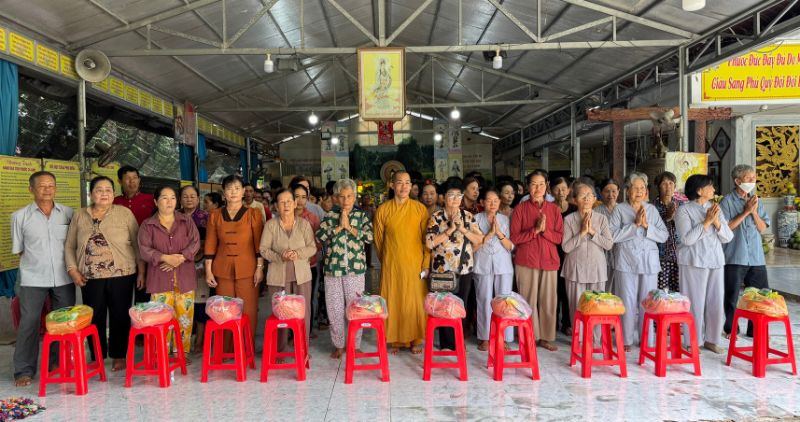 Representantes del templo Phu Hung y las autoridades locales entregan regalos de apoyo a la gente necesitada. Foto: Hoang Loc