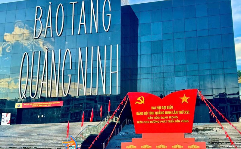 The red color of flags and flowers everywhere welcomes the 16th Quang Ninh Provincial Party Congress, term 2025-2030. Photo: Thanh Tung
