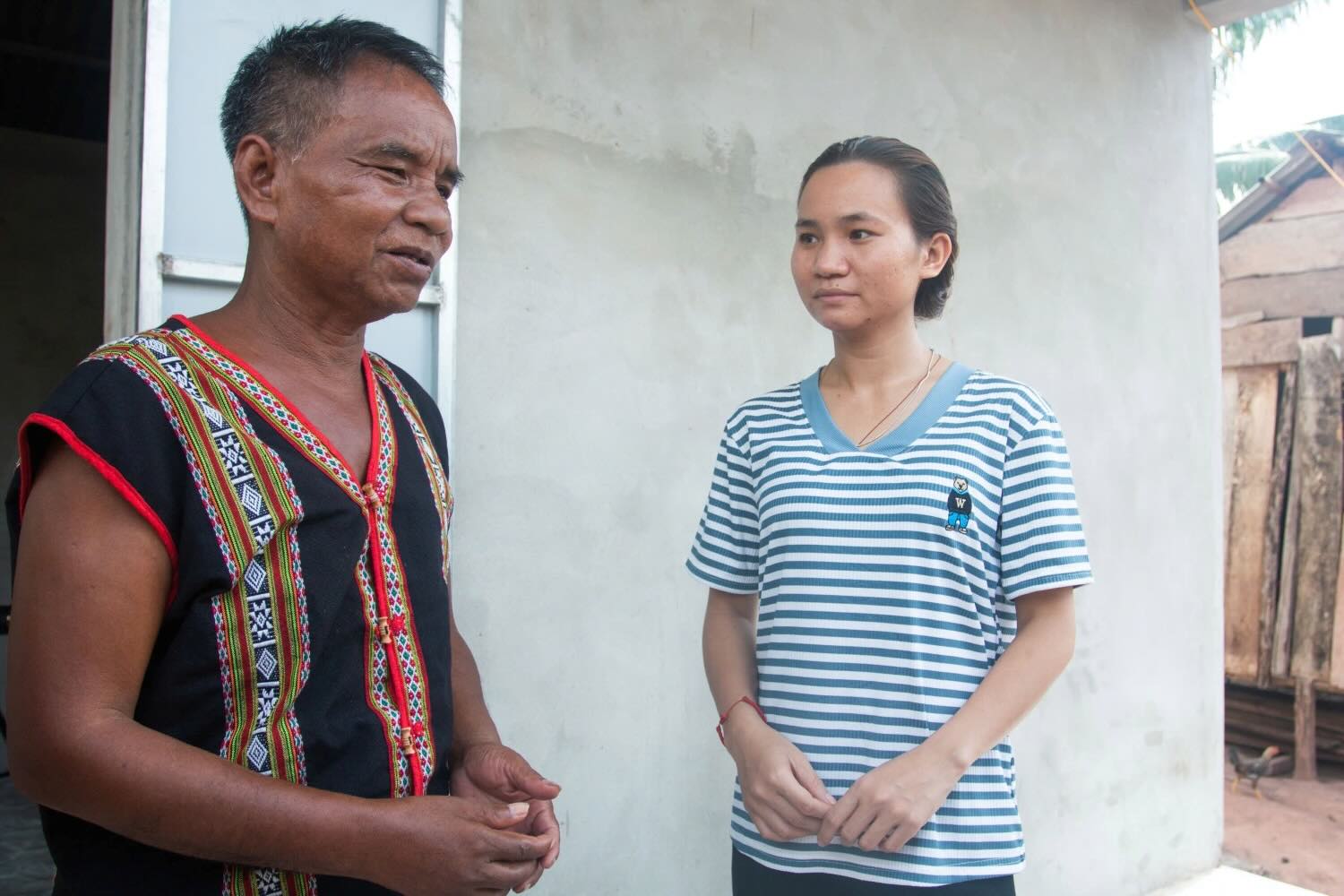 Chi Ho Thi Diep tham hoi nguoi dan. Anh: Xuan Phuoc