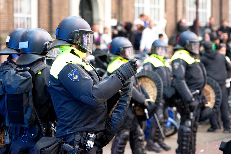임무를 수행하는 네덜란드 경찰. 사진: AFP
