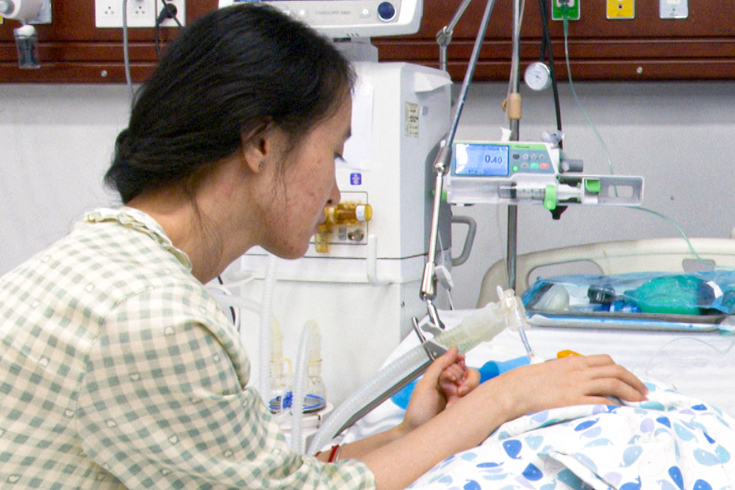 4 years of "finding a child" through IVF, mother was devastated when her child gave birth prematurely and had cerebral palsy