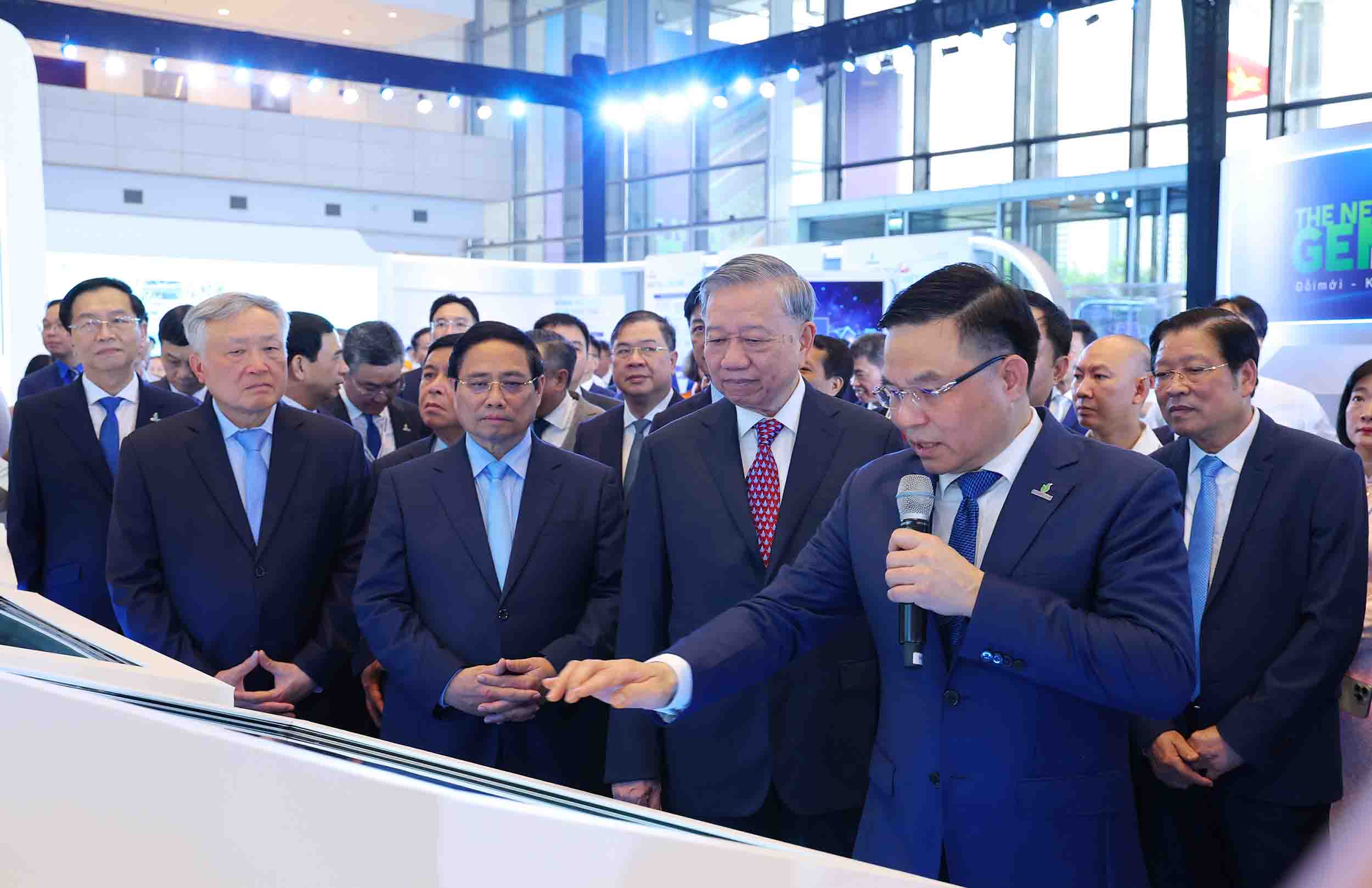 General Secretary To Lam and Party and State leaders visit the Science - Technology Exhibition displaying outstanding scientific and technological achievements in the oil and gas industry in 50 years. Photo: Minh Duc