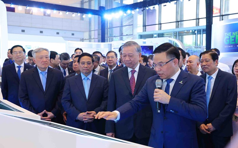 General Secretary To Lam and Party and State leaders visit the Science - Technology Exhibition displaying outstanding scientific and technological achievements in the oil and gas industry in 50 years. Photo: Minh Duc