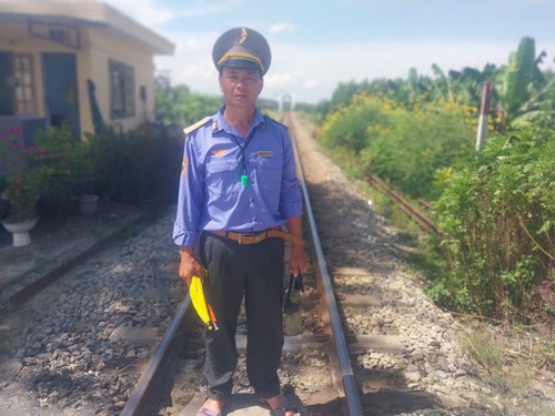 Mr. Nguyen Son Oanh saved a person who fell onto a railway just before the train arrived. Photo: VNA