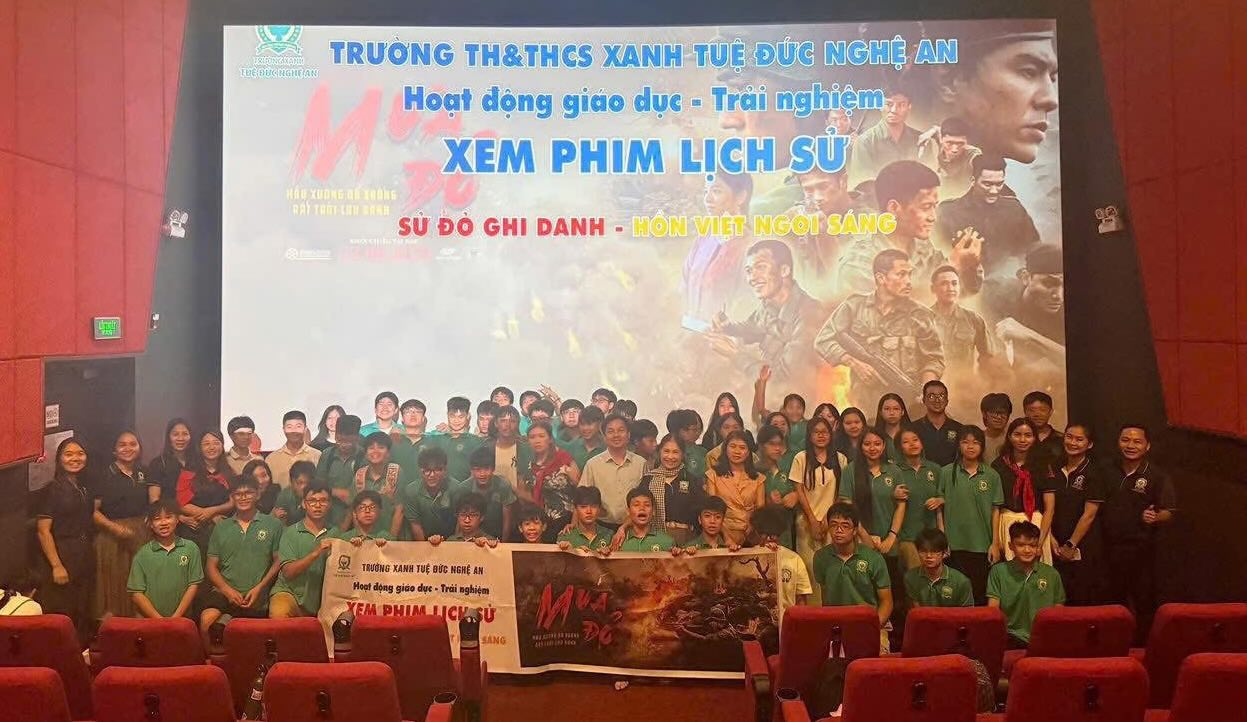 Les enseignants et les eleves sont impatients de regarder le film 'Mua do'. Photo : Syndicat de Cua Lo